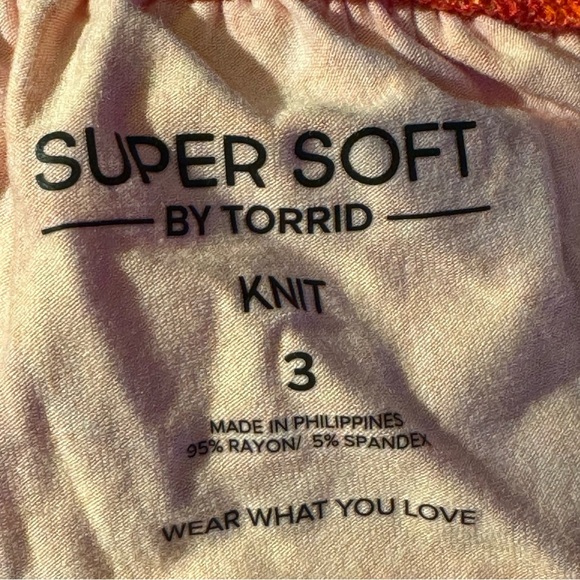 Torrid Women’s Top 3X Orange Print Off Shoulder Cropped - Picture 6 of 14